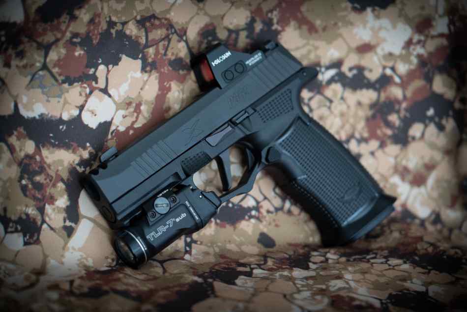 Sig P365 XMacro Icarus Frame Holosun + Streamlight