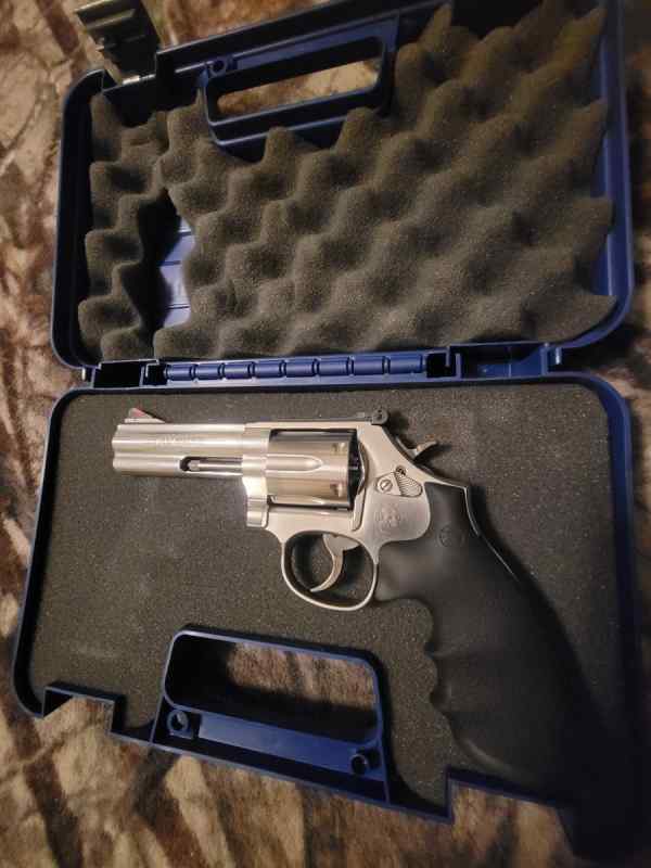 S&amp;W 686-6 4&quot; S.S. &amp; 686-6+ 6&quot; S.S. .357 magnum 