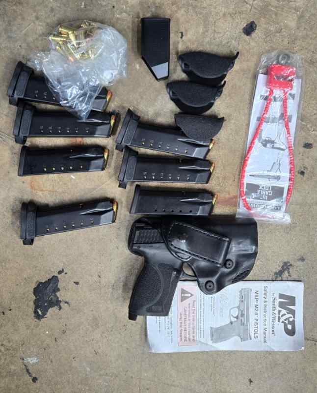 S&amp;W  M&amp;P 2.0. 3.6&quot;  40 Cal. 7 magazines.