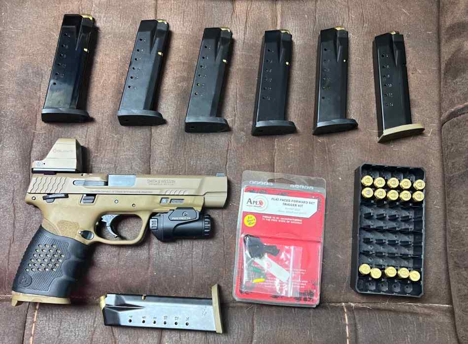 Smith and Wesson M&amp;P 2.0 .40cal 