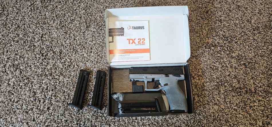 Taurus TX22 - Grey cerakote frame + 4 mags.