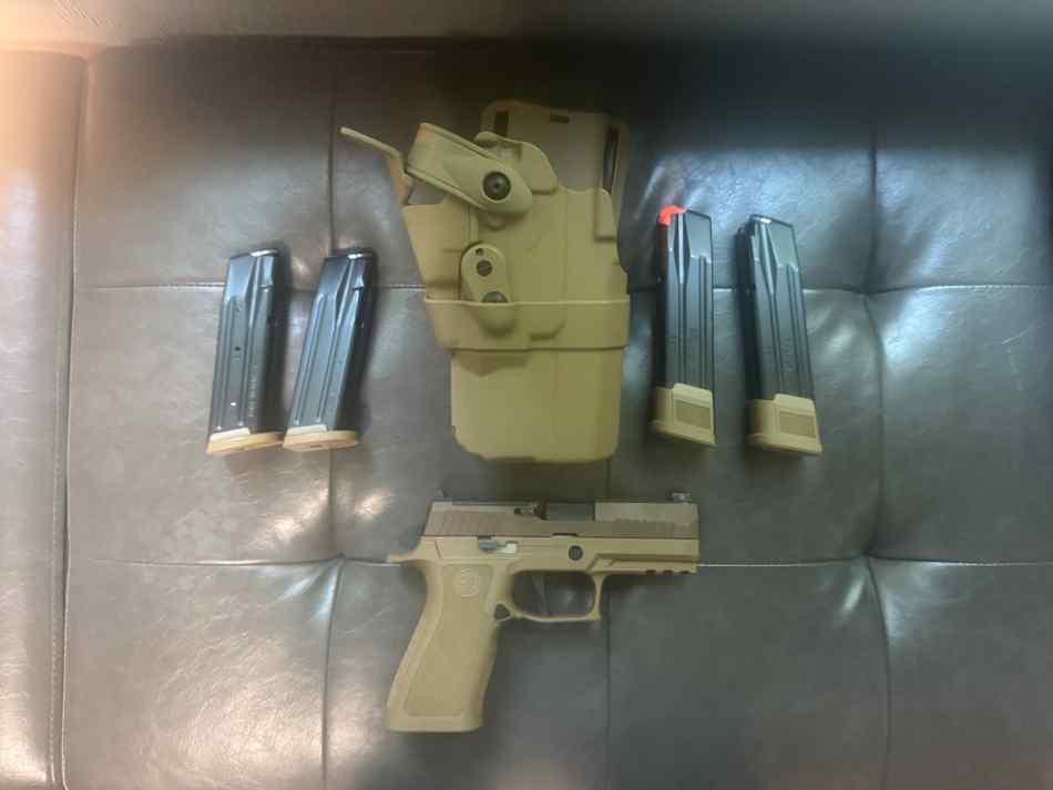 Sig 320 xcarry/safariland Holster/extras