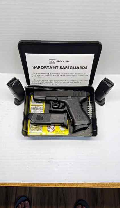 GLOCK 23 Gen 2 40 S&amp;W Pistol w/ 4 mags