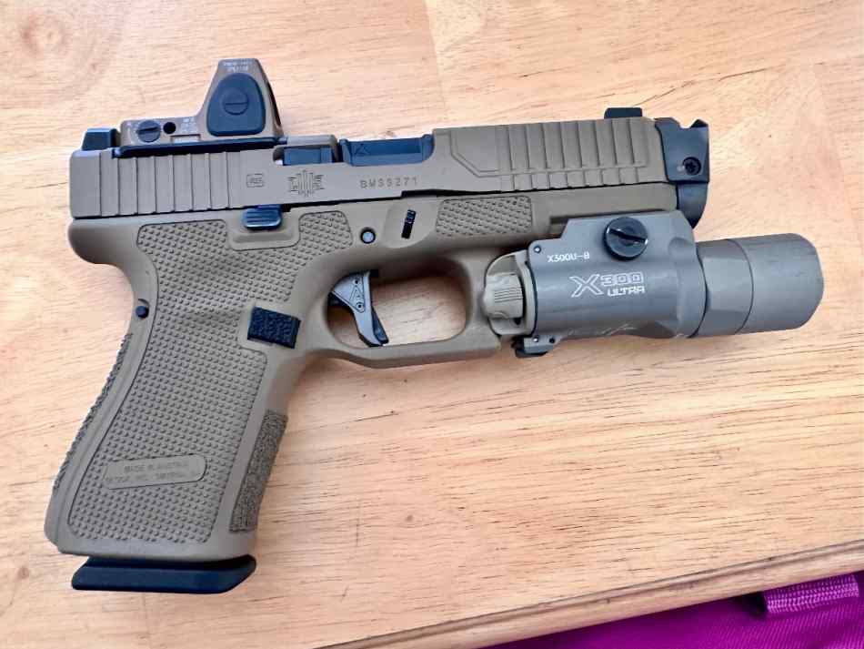 Landers’s weapon system Glock 19