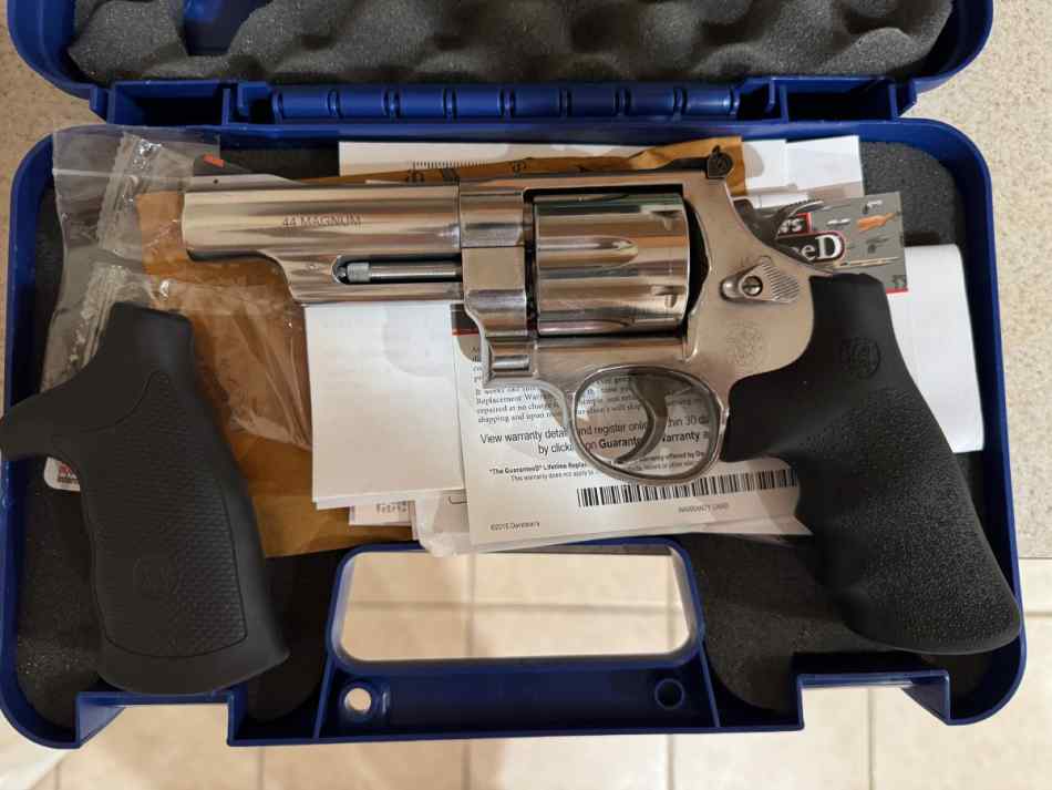 Smith and Wesson S&amp;W model 629 44 Magnum 4 inch
