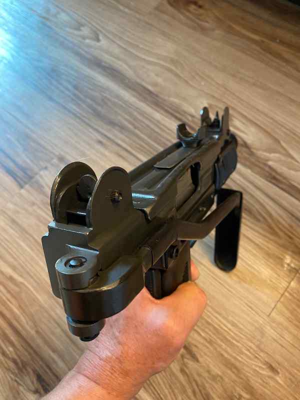Uzi
