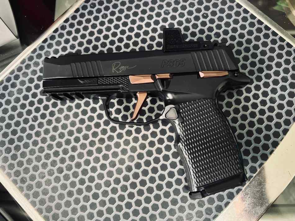 Sig P365xl Comp ROSE w/extras 