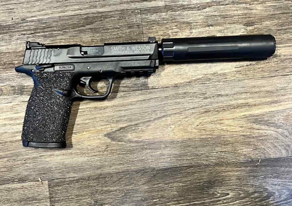 → LIKE NEW S&amp;W M&amp;P22 Compact Threaded