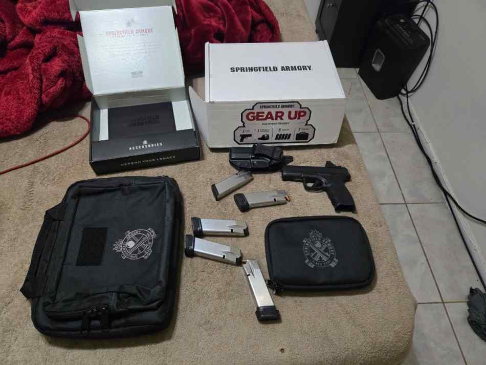 Hellcat pro with green dot and 5 magazines 