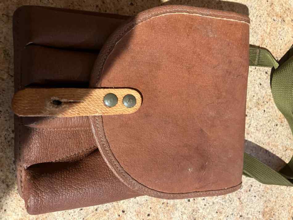flare gun with leather case and flares and fleres