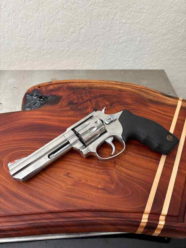 .22 Magnum Taurus 941 
