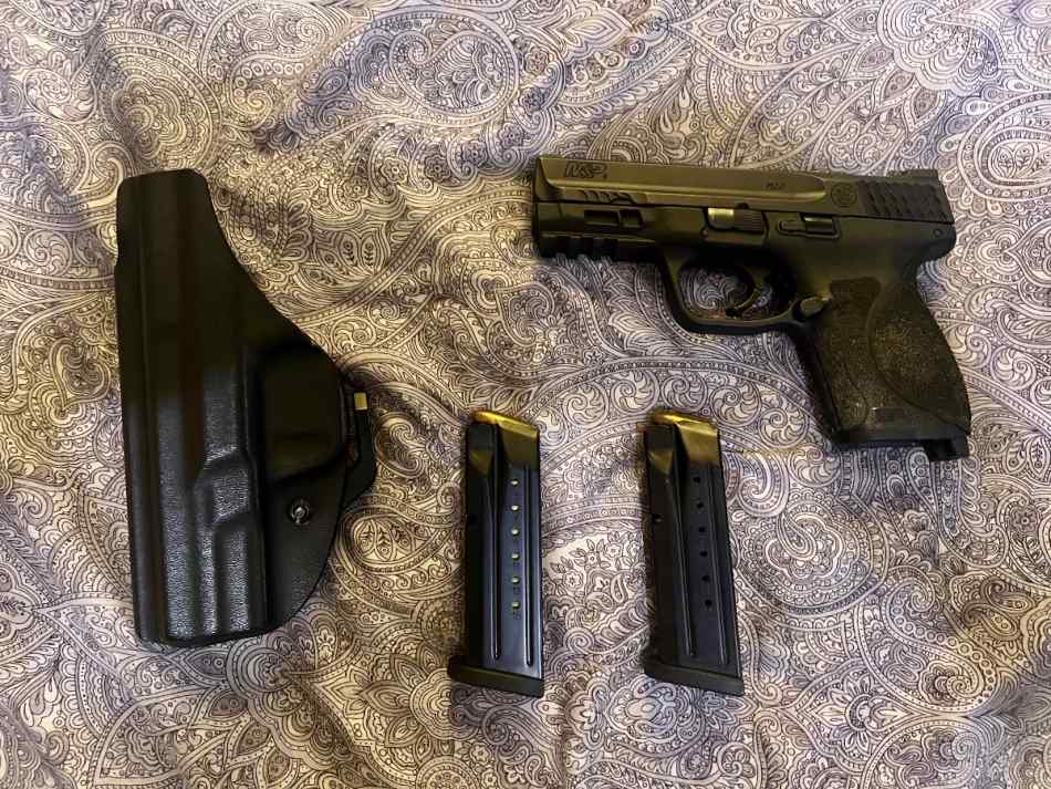 M&amp;P 2.0 Compact with 2 mags, holster, and case