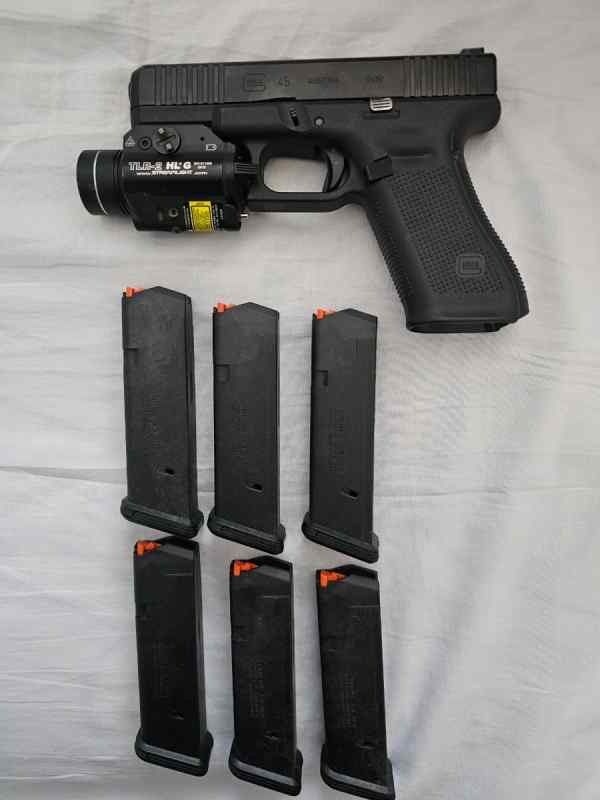 Glock 45 9mm w/streamlight tlr2-hlg and 6 mags