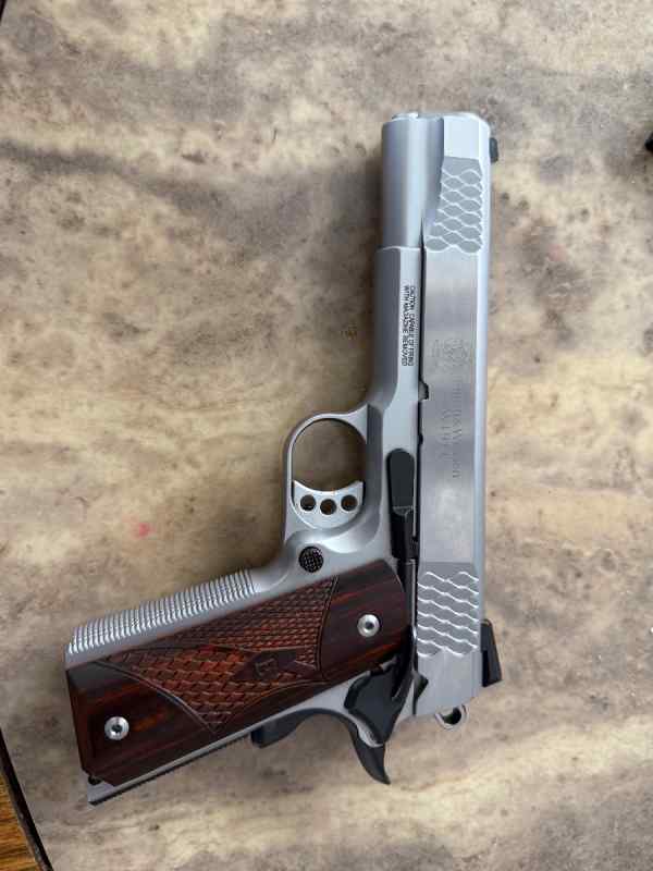 Smith &amp; Wesson 1911