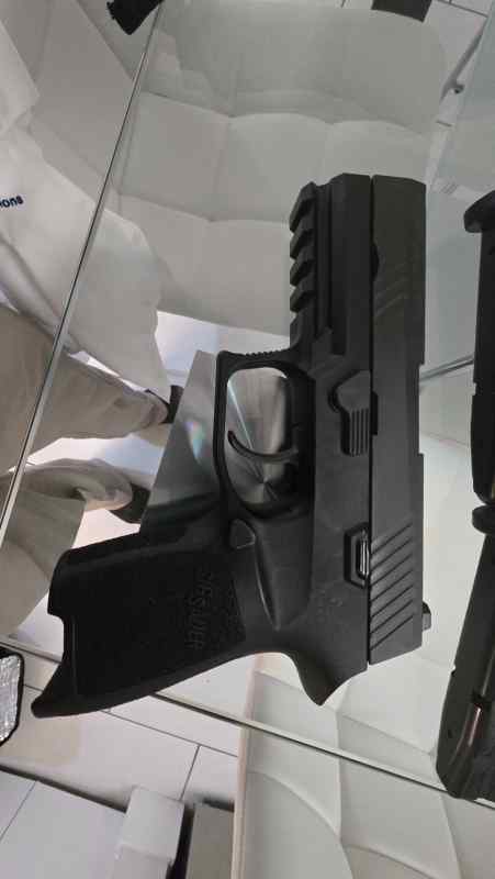 Sig Sauer P320 Compact 9mm + Extras
