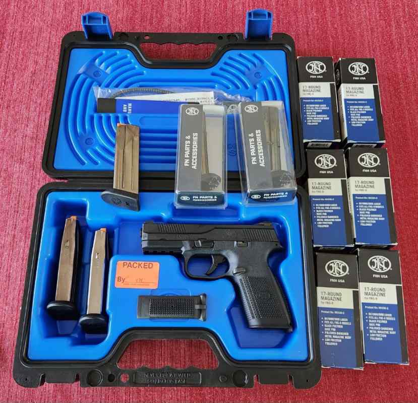 Like new FN FNS 9 with 11 magazines