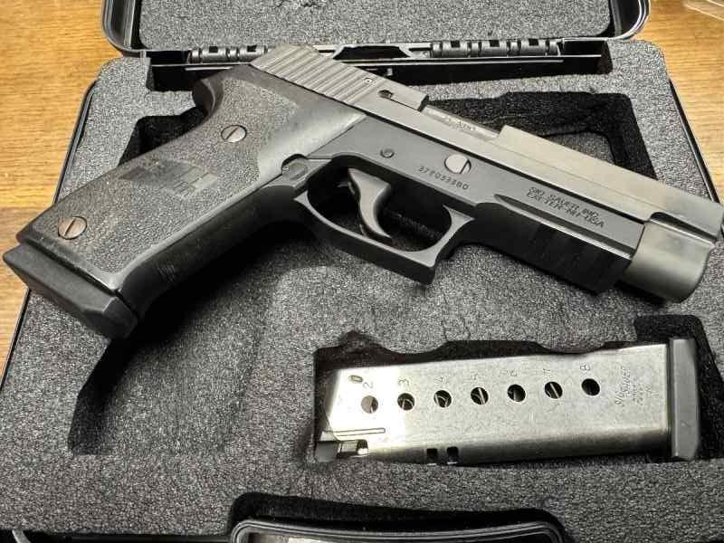 ** Sig Sauer P220 45 acp ***