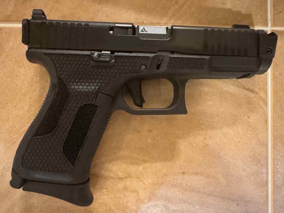 GLOCK 19M FBI ISSUE BNIB STIPPLED TRIGGER MODS