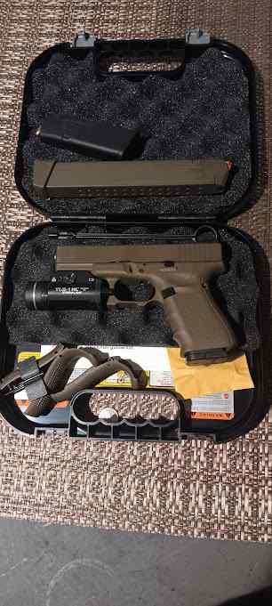 Glock 19 Gen 4 with Safariland and Streamlight 