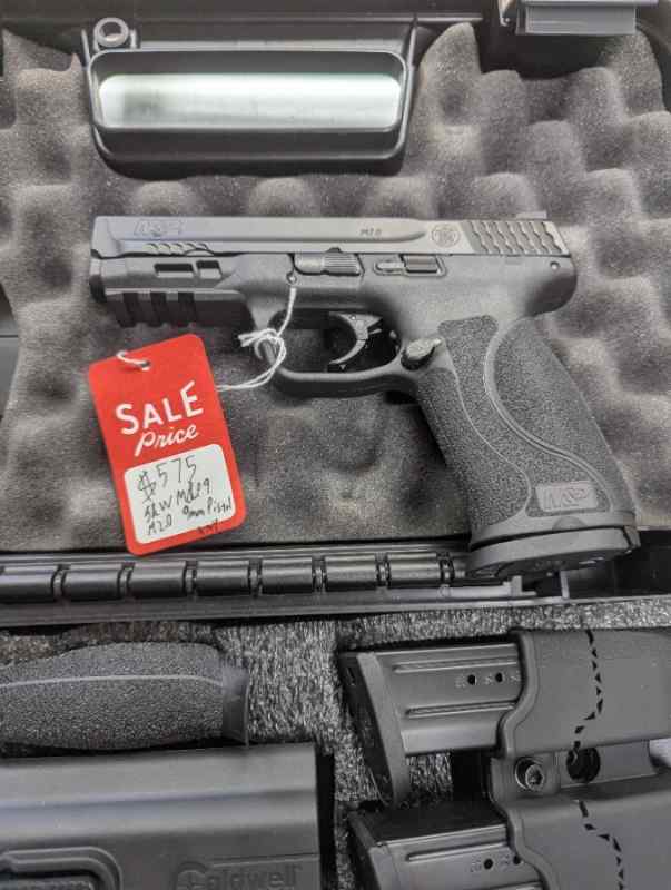 S&amp;W M&amp;P 9mm M2.0 Pistol W/3 Mags and Case