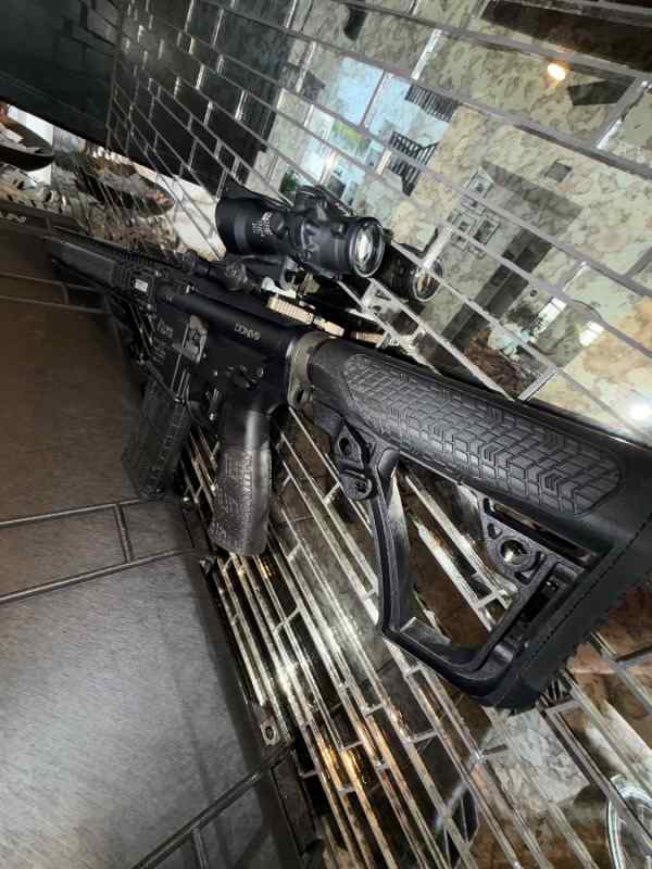 Daniel Defense DDM4 V9 - like new