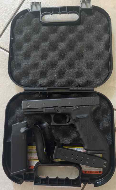 Selling a Glock 21 Gen 4 LNIB, only 3 mags fired, 