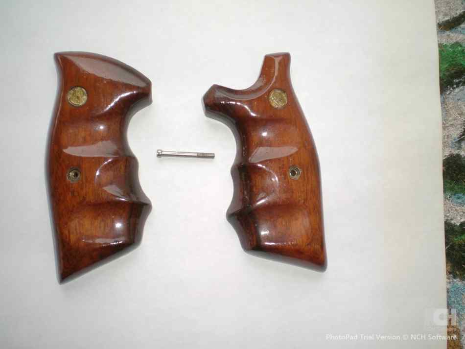 S&amp;W Factory Goncalo Alves Combat Grips Round Butt