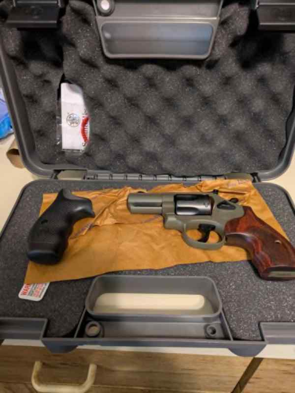 Smith and Wesson Model 19 carry comp 357