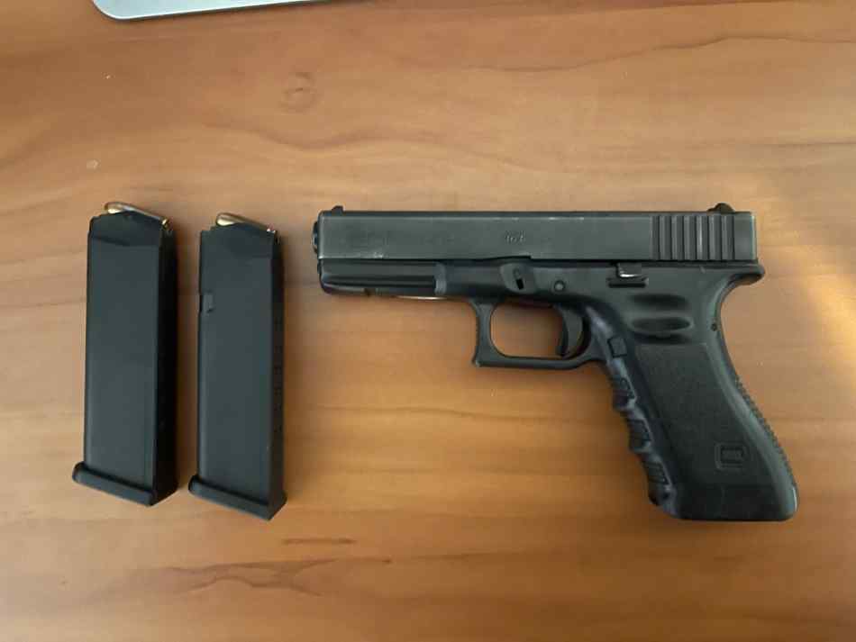 Glock 17 with 2 mags
