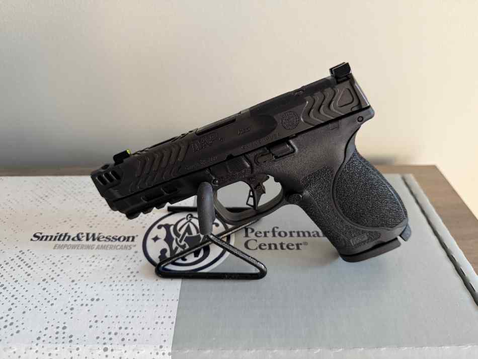 Smith &amp; Wesson Carry Comp compact