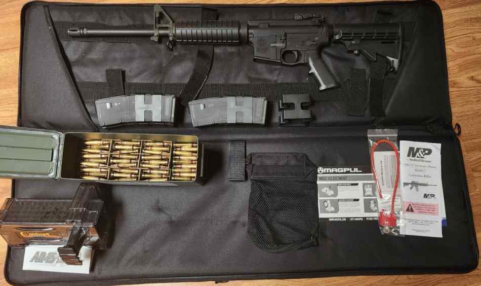 Smith &amp; Wesson M&amp;P-15 5.56 Sport w/ammo &amp; acc&#039;s