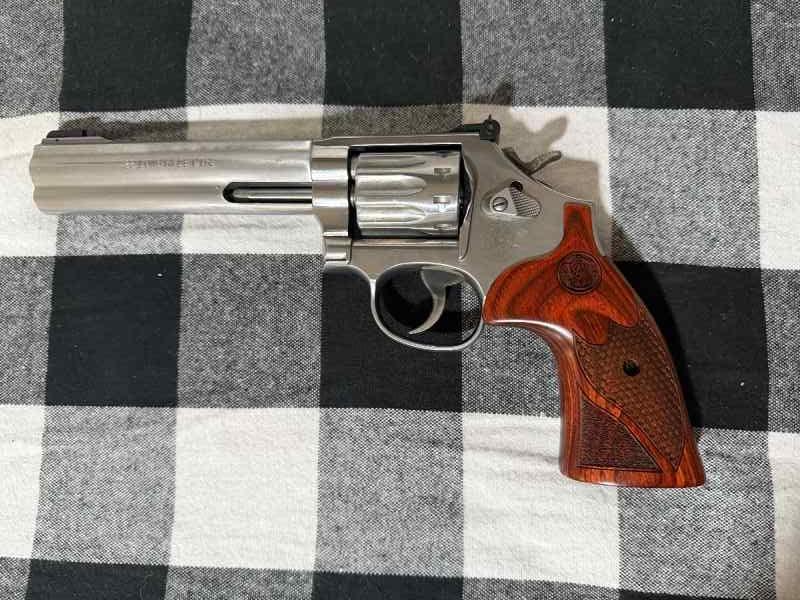 Smith and Wesson 617 - 10 shot .22 LR 