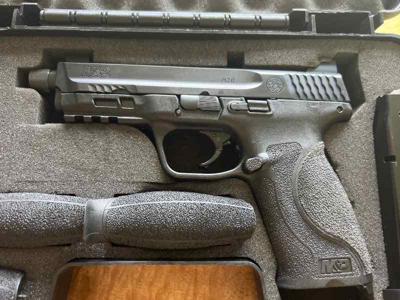 M&amp;P shield 2.0 with 16 and17 RD clips Threaded