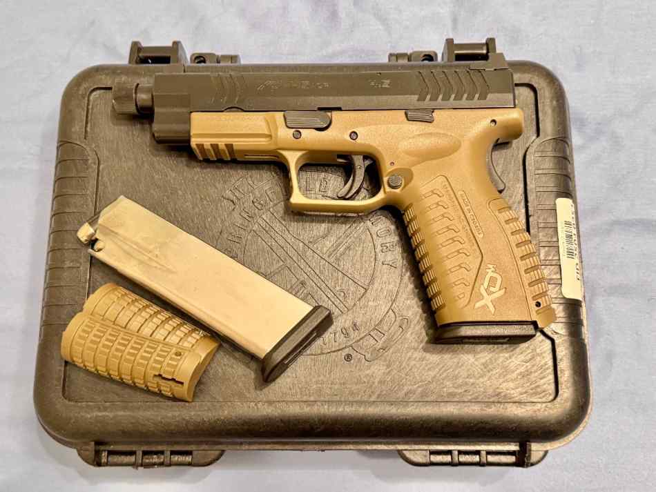 Springfield XDM 45. Threaded barrel, 2 mags, case.