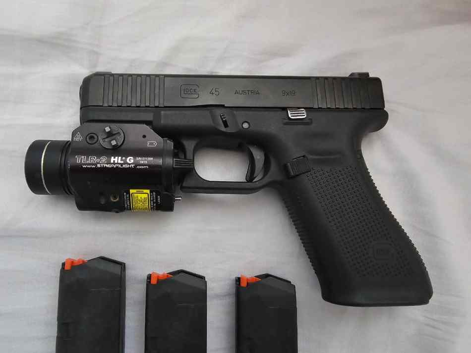Glock 45 9mm w/streamlight tlr2-hlg and 6 mags