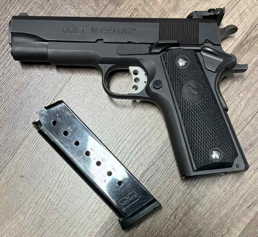Colt 1911 Commander 45 ACP